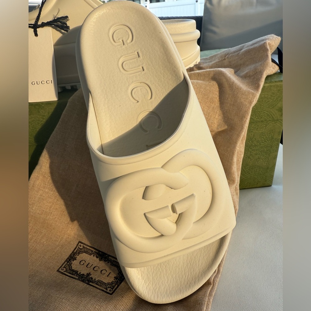 NIB Gucci White Embossed Sole Interlock Slides